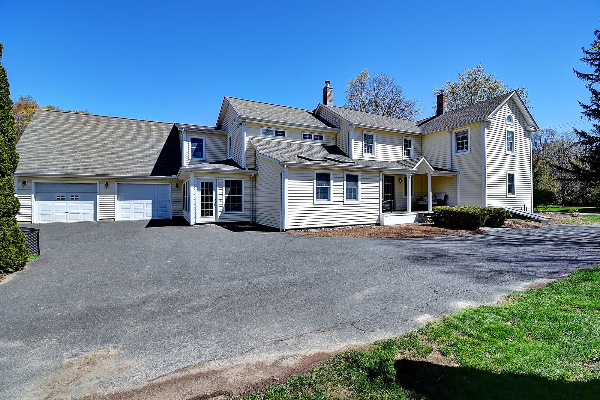 199 Barn Door Hills Road — historic Colonial exterior with 4-car garage